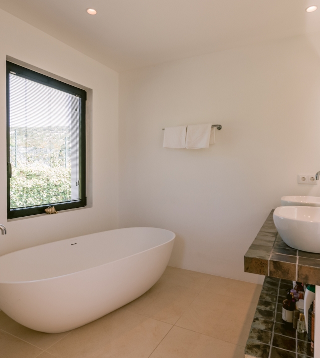 Resa Estates Ibiza te koop for sale huis villa Jesus bathroom tub.jpg